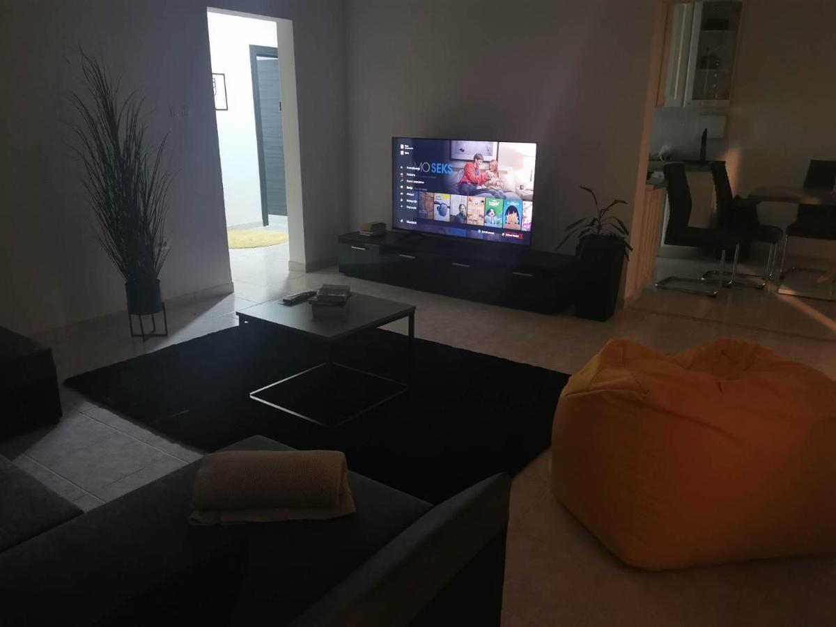 Guesthouse Nadia เซนญ์ ภายนอก รูปภาพ