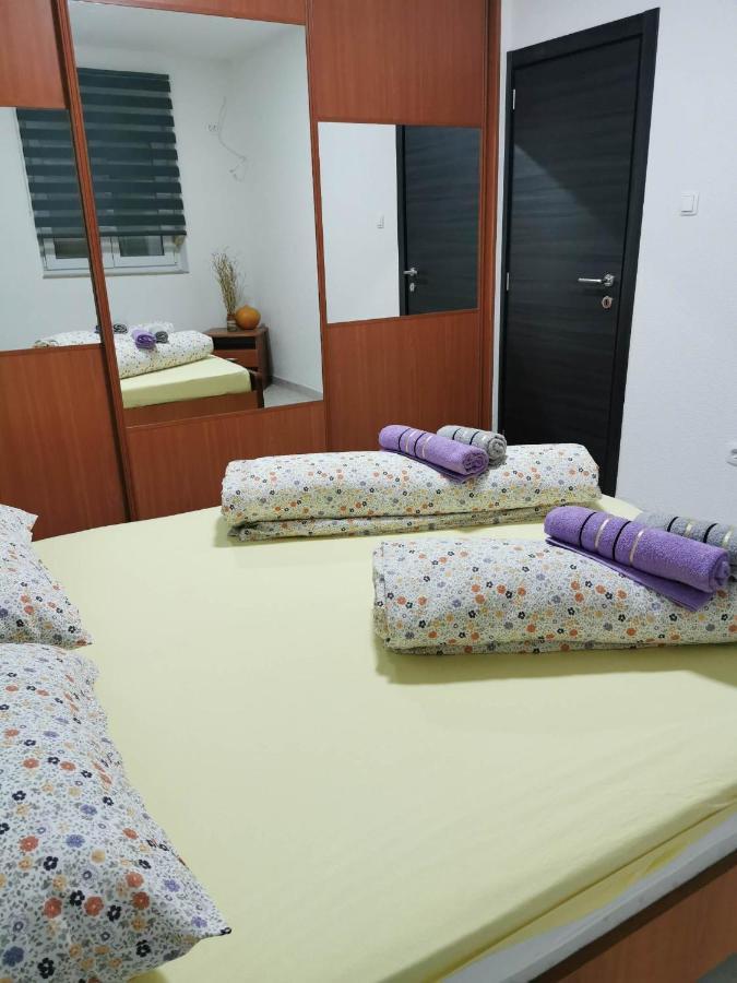 Guesthouse Nadia เซนญ์ ภายนอก รูปภาพ