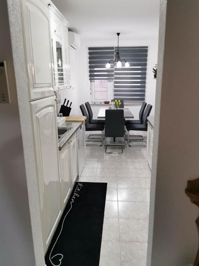 Guesthouse Nadia เซนญ์ ภายนอก รูปภาพ