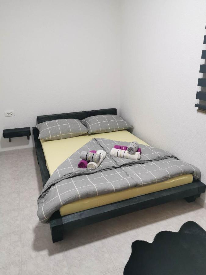 Guesthouse Nadia เซนญ์ ภายนอก รูปภาพ