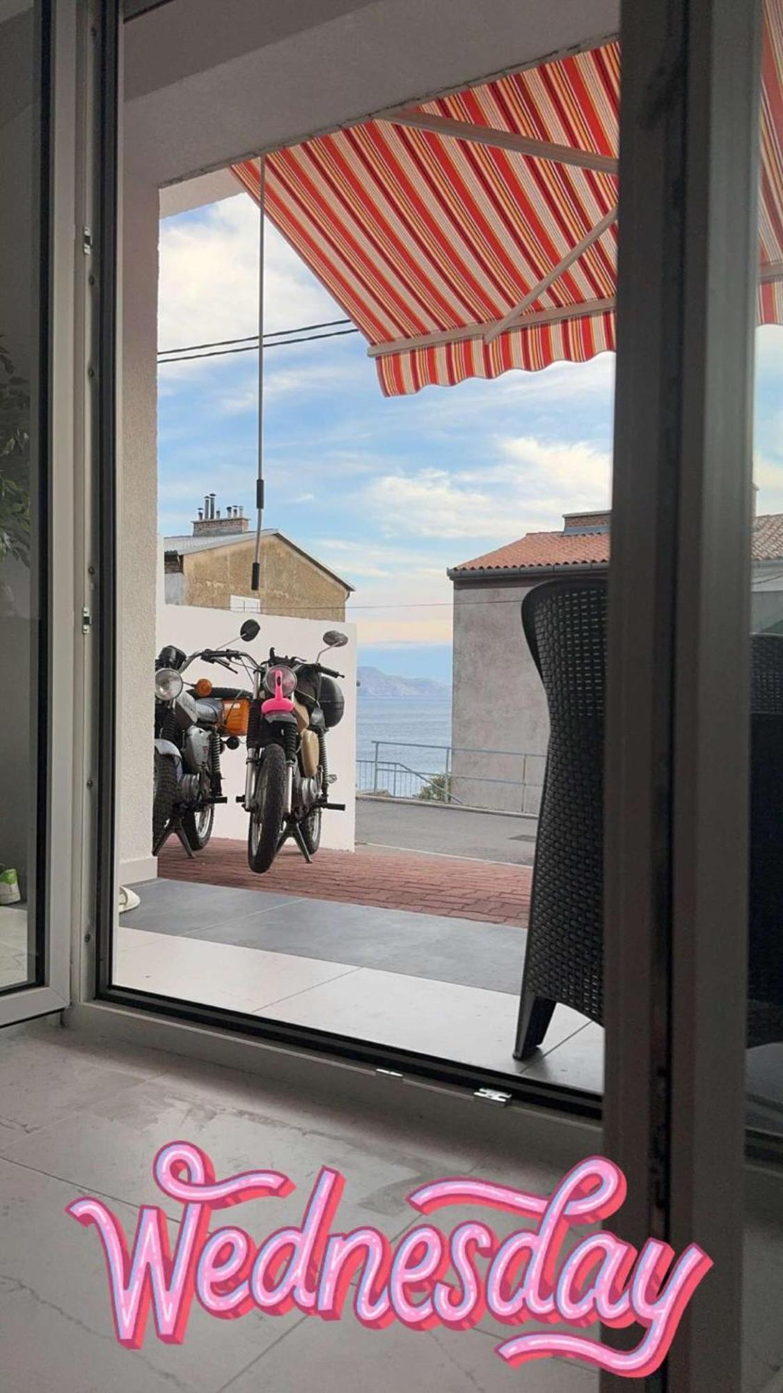 Guesthouse Nadia เซนญ์ ภายนอก รูปภาพ
